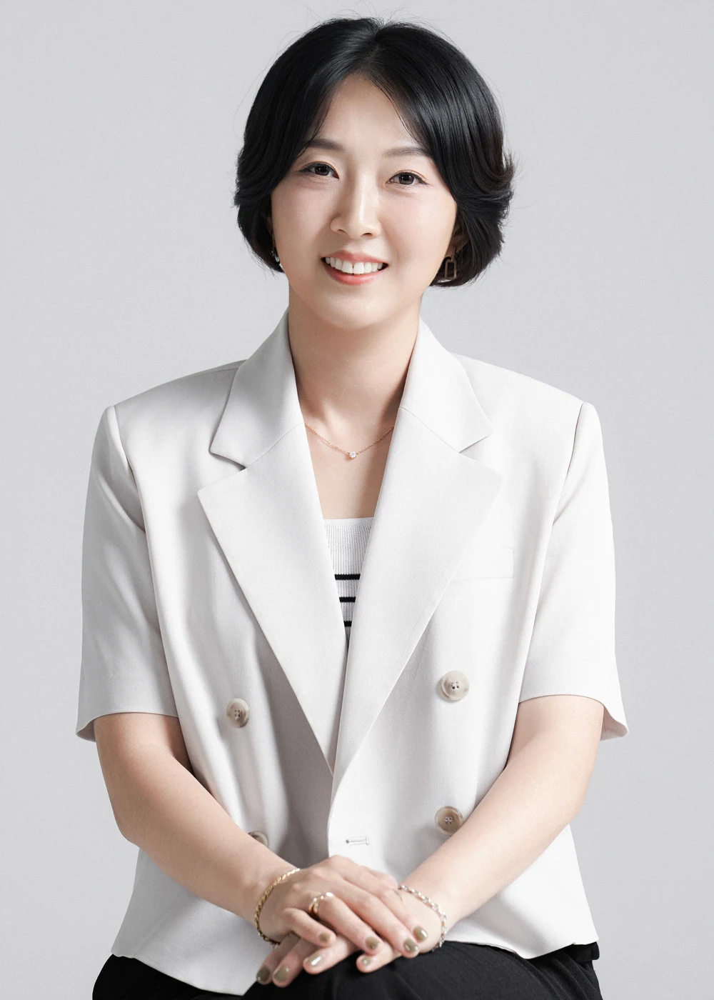 흰 재킷을 입고 앉아 있는 이남영 공인중개사